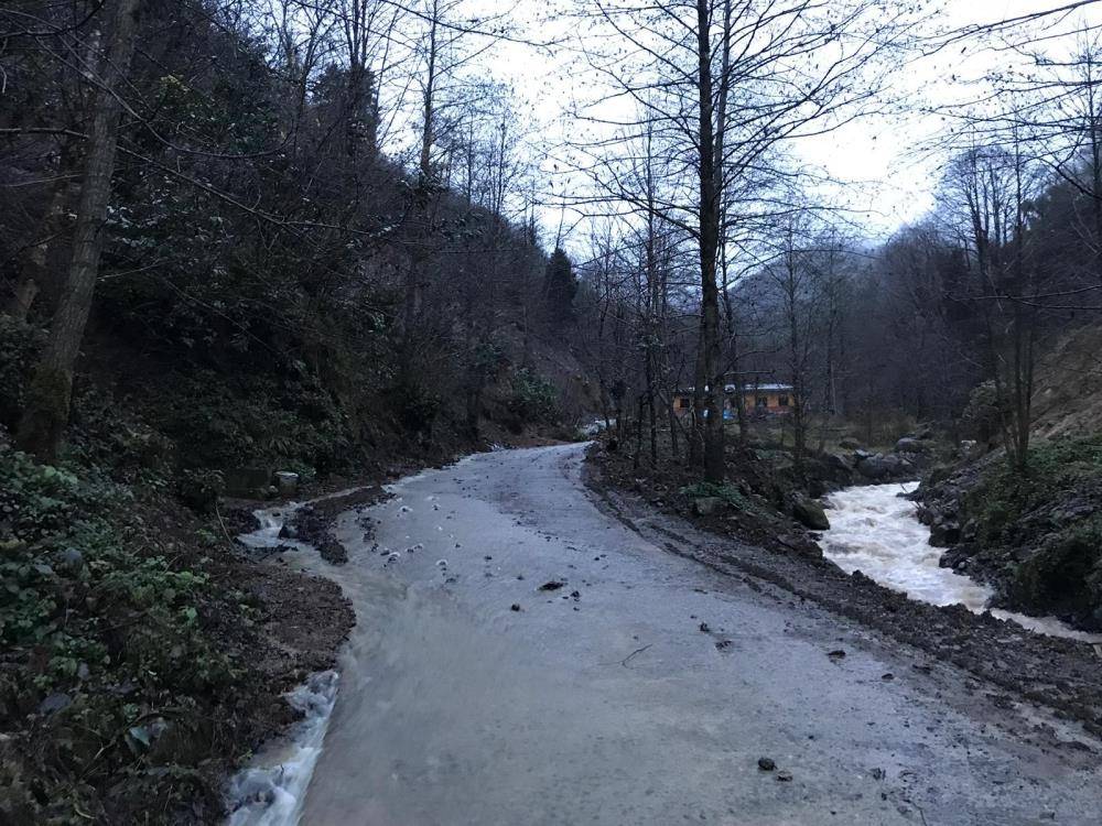 Rize'de sağanak sel ve heyelana yol açtı, yollar kapandı 2